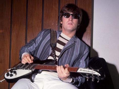 John Lennon se svou kytarou.
