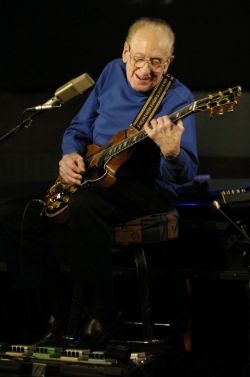 Les Paul dosud koncertuje v newyorském klubu Iridium.