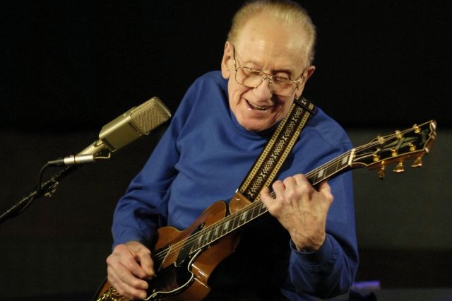 Hudebník Les Paul.