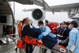 Zraněn&iacute; z boeingu jsou z leti&scaron;tě Norita přev&aacute;ženi do nemocnice.