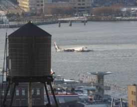 Celkový pohled na místo nehody airbusu v centru New Yorku.