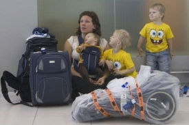 Západní turisté uvěznění na letišti v Bangkoku.