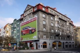 Reklama na letenském činžáku. Šest bytů nemůže větrat. Reklama na letenském činžáku. Šest bytů nemůže větrat.