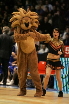 Maskot nymburských basketbalistů a roztleskávačka.