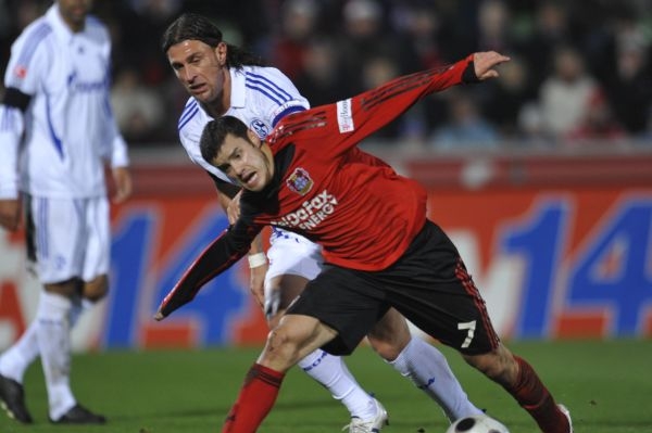 Tranquillo Barnetta z Leverkusenu bojuje s Marcelo Jose Bordonem. Tranquillo Barnetta z Leverkusenu bojuje s Marcelo Jose Bordonem.