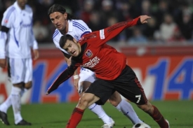 Tranquillo Barnetta z Leverkusenu bojuje s Marcelo Jose Bordonem.