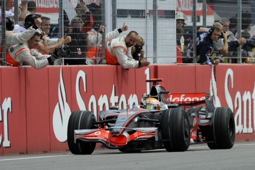 Lewis Hamilton salutuje týmu. Lewis Hamilton salutuje týmu.
