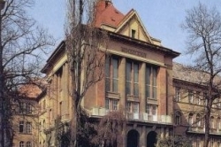 Budova L&eacute;kařsk&eacute; fakulty Univerzity Karlovy v Plzni.