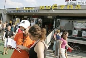 Filmoví nadšenci a milovníci LFŠ před kinem Hvězda