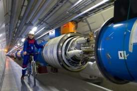 K závadě došlo na magnetech ve 27 km dlouhém tunelu urychlovače.