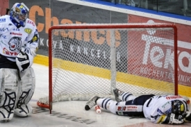 Tomáš Klimenta a brankář Marek Pinc z týmu Bílí Tygři Liberec.