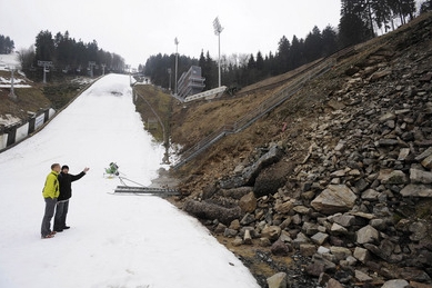 Ve skokanském areálu se zřítil velký kus svahu vedle dojezdové roviny.