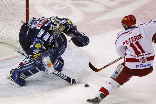 Třinecký útočník Jan Peterek před brankou Milana Hniličky z Liberce v sedmém utkání čtvrtfinále play off hokejové extraligy.