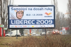 Billboard l&aacute;kaj&iacute;c&iacute; na lyžařsk&eacute; mistrovstv&iacute; světa v Liberci.