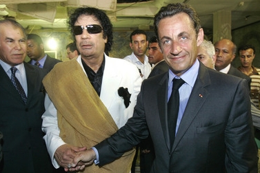 NICOLAS SARKOZY (vpravo) , MUAMMAR KADDÁFÍ