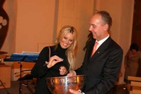 Simona Krainová při losování na narozeninové party v luxusním hotelu M