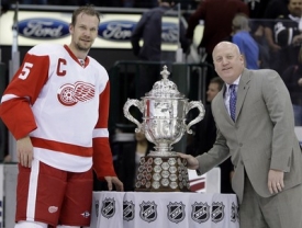 Lidstr&ouml;m s trofej&iacute; za v&iacute;tězstv&iacute; Detroitu v Z&aacute;padn&iacute; konferenci.