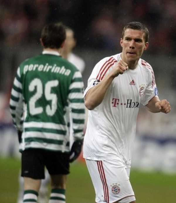Podolski z Bayernu Mnichov. Německý klub postupuje dál.