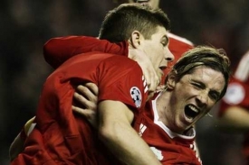 Radost Liverpoolu. Branku oslavují Gerrard (vlevo) a Torres.