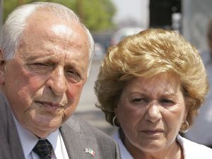 Peter Limone se svou ženou kráčí k soudu