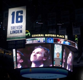 Ikona Vancouveru Trevor Linden přihl&iacute;ž&iacute; vyvě&scaron;ov&aacute;n&iacute; jeho dresu.