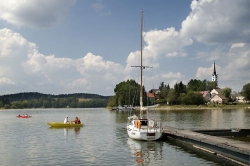 Plánované rekreační vilky u Lipna se mají od stávající zástavby lišit.