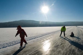 Zamrzl&eacute; Lipensk&eacute; jezero přil&aacute;kalo tis&iacute;ce bruslařů.