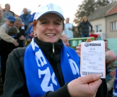 &Scaron;ťastn&yacute; tiket jedn&eacute; z l&iacute;&scaron;eňsk&yacute;ch fanynek, kter&aacute; vy&scaron;el tip