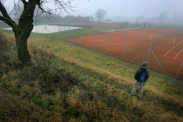 Kurty obec opravila za státní peníze a pronajala bývalému poslanci.