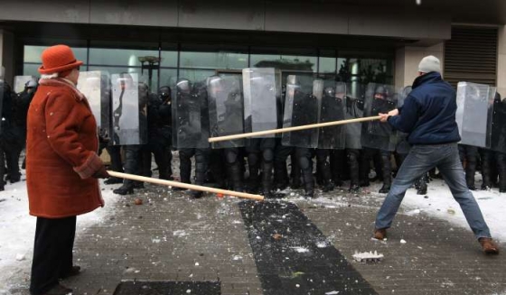 Demonstranti dávají vinu za špatnou ekonomickou situaci vládě.