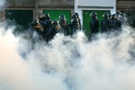 Během bojů mezi policií a extremisty bylo zraněno 14 lidí.