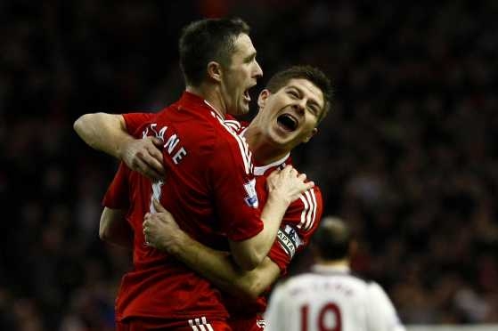 Robbie Keane a Steven Gerrard z Liverpoolu slaví gól. Robbie Keane a Steven Gerrard z Liverpoolu slaví gól.