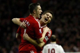 Robbie Keane a Steven Gerrard z Liverpoolu slav&iacute; g&oacute;l.