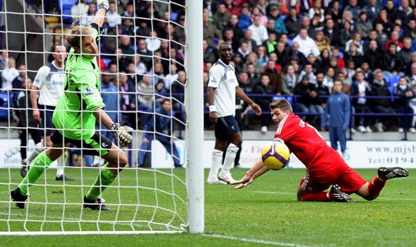 Steven Gerrard dává druhý gól do sítě Boltonu. Steven Gerrard dává druhý gól do sítě Boltonu.