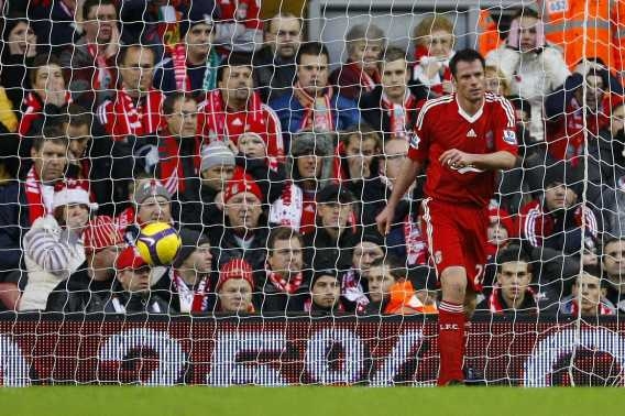Jamie Carragher v reakci po vstřeleném gólu do vlastní sítě.
