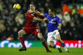 Jamie Carragher (vlevo) z Liverpoolu a Steven Pienaar z Evertonu.