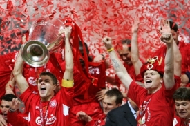 Takhle se radovali hráči Liverpoolu před dvěma lety