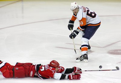 Josef Vašíček ve včerejším zápasu Islanders vs. Hurricanes 