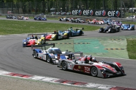 Z&aacute;vod vytrvalostn&iacute; s&eacute;rie Le Mans v Monze. Aston Martin druh&yacute; zprava.