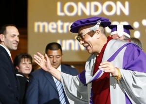 Dalajlama dostal čestn&yacute; doktor&aacute;t na lond&yacute;nsk&eacute; Metropolitn&iacute; univerzitě.