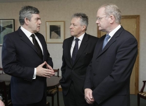 Do Severního Irska přiletěl i britský premiér Gordon Brown (vlevo).