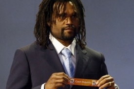 Franouzsk&yacute; Christian Karembeu pr&aacute;vě poslal Česko do třet&iacute; skupiny.