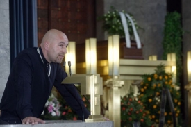 Lou Fanánek Hagen se ujal smutečního proslovu.
