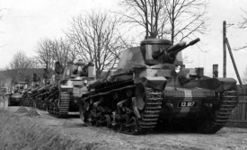 Kolona předválečných lehkých tanků na dobovém snímku.