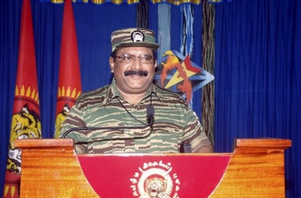 Dnes nezvěstný velitel tamilských tigrů při každoročním projevu.