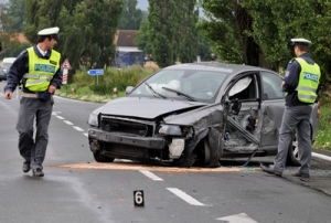 Zničen&eacute; Lubinovo volvo.