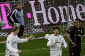 Lúcio (vpravo) a Oliver Kahn smutní, soupeři se radují.