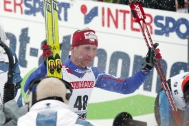 Lukáš Bauer zdraví fanoušky v cíli klasické patnáctky.