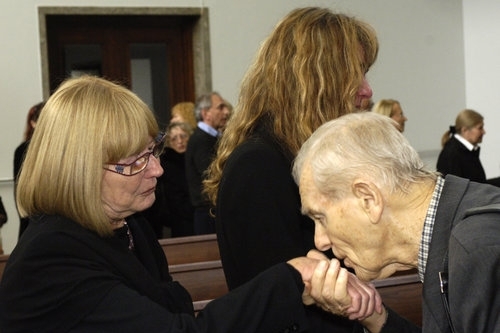 Herec Radovan Lukavský kondoluje vdově po zesnulém Milanu Lukešovi. 