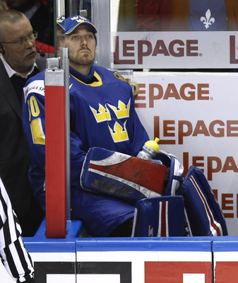 Zklamaný švédský brankář Henrik Lundqvist na střídačce při semifinále.